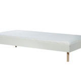 Retro-Bett mit 4 Buchenbeinen