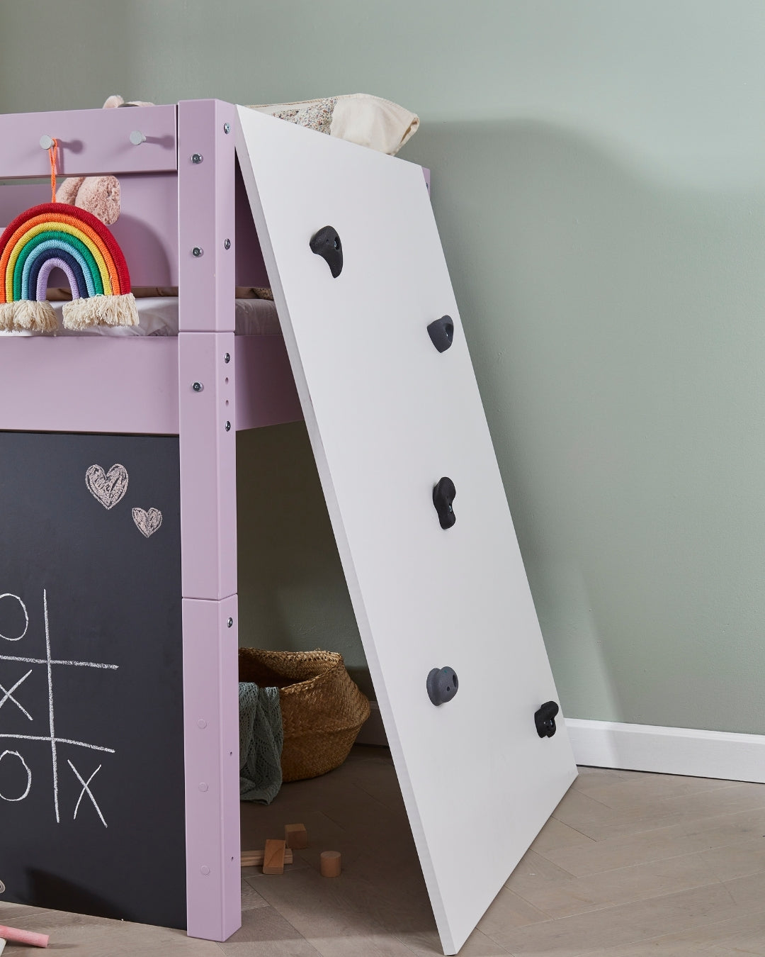 Højseng med klatrevæg og kridttavle i børneværelse, dansk design