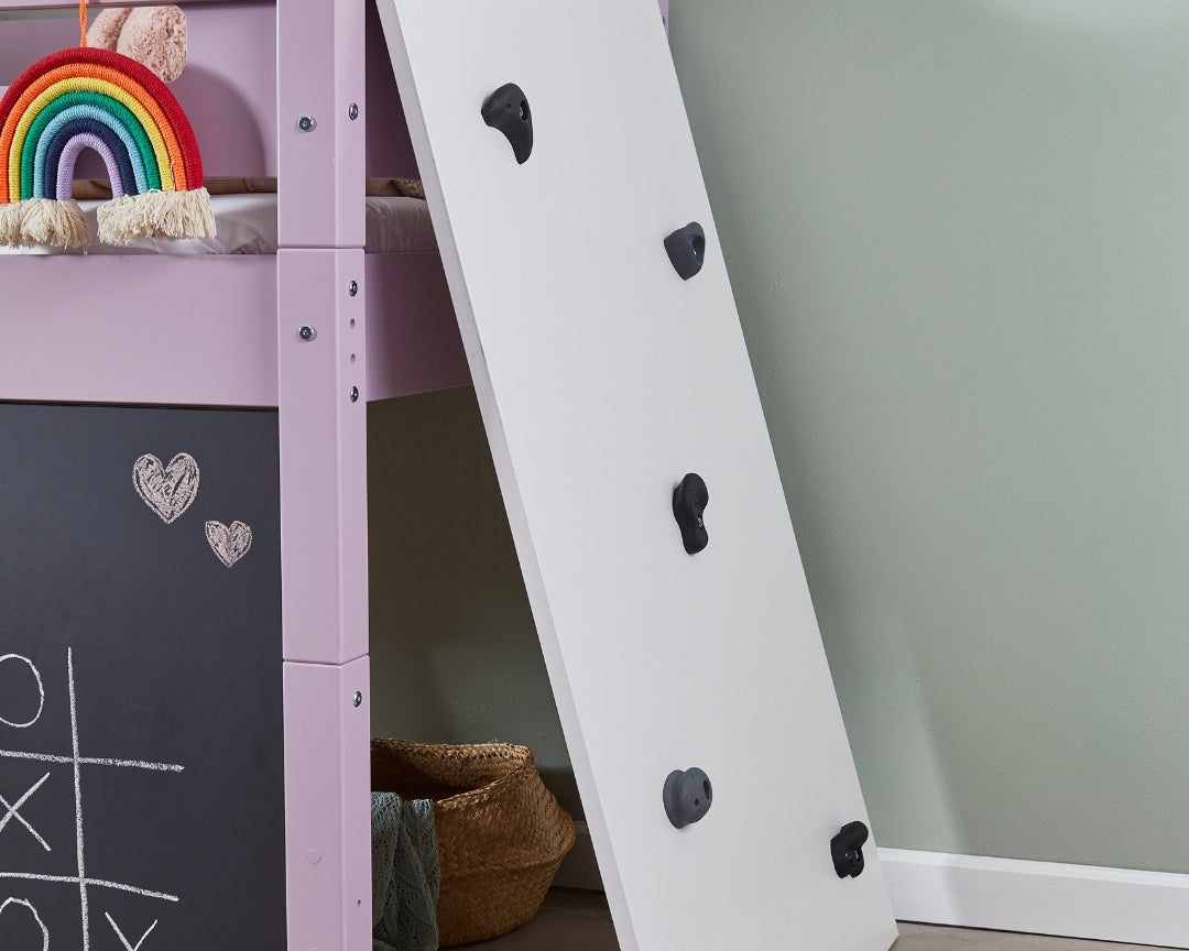 Højseng med klatrevæg og kridttavle i børneværelse, dansk design