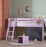 Lilla halvhøj seng med tavle og klatrevæg til børneværelset