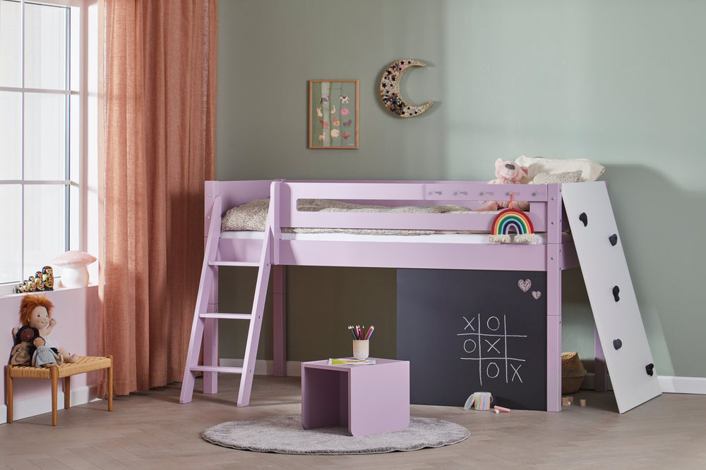 Lilla halvhøj seng med tavle og klatrevæg til børneværelset