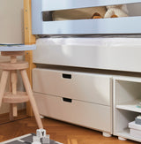 Langes Bücherregal mit Regal