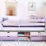 Langes Bücherregal mit Regal