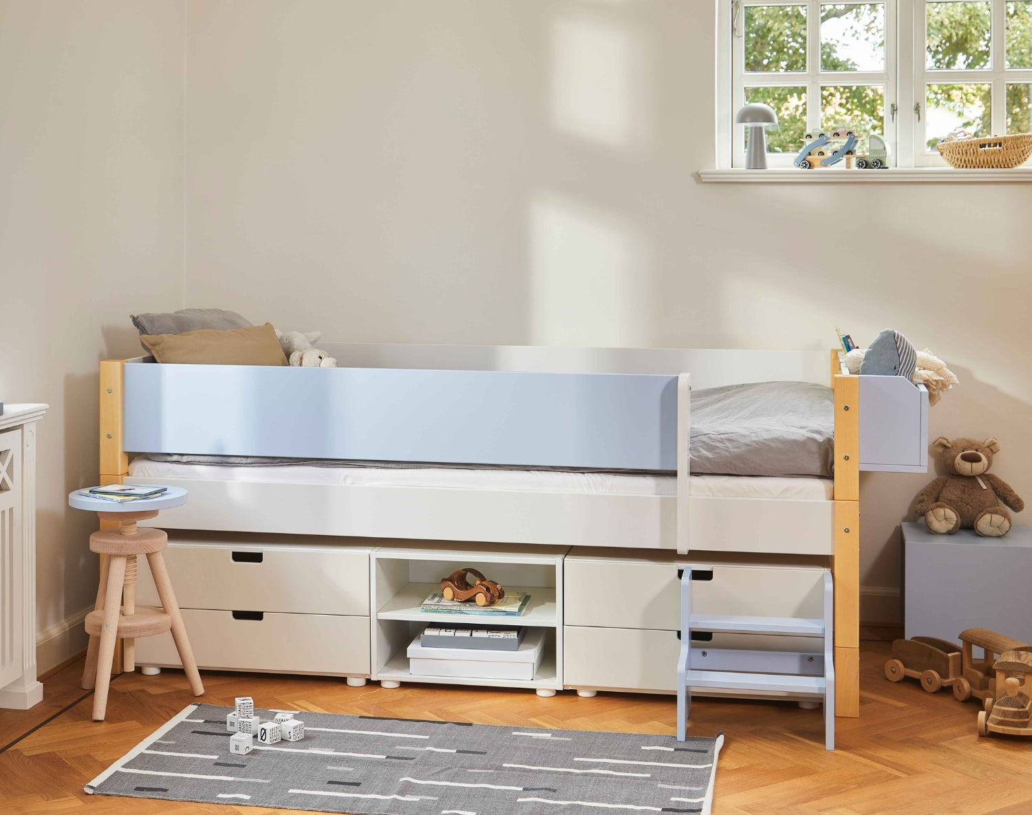 Ariel børneseng med god plads til opbevaring