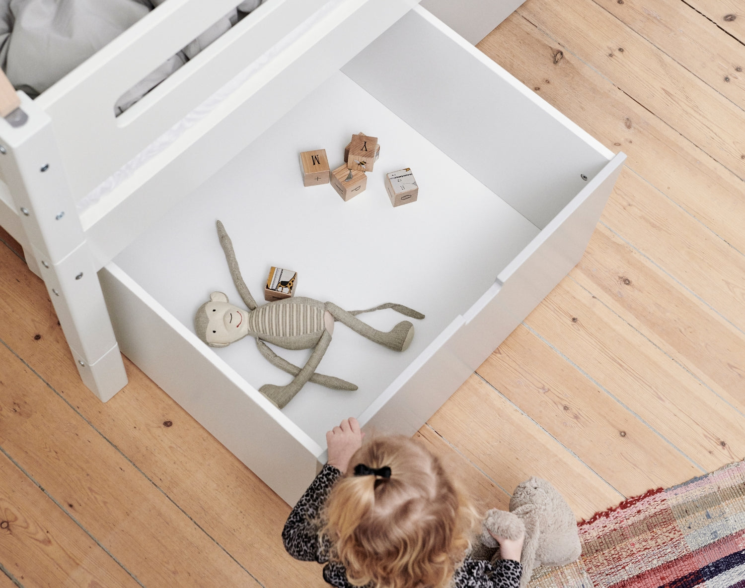 Nanna børneseng med høje skuffer