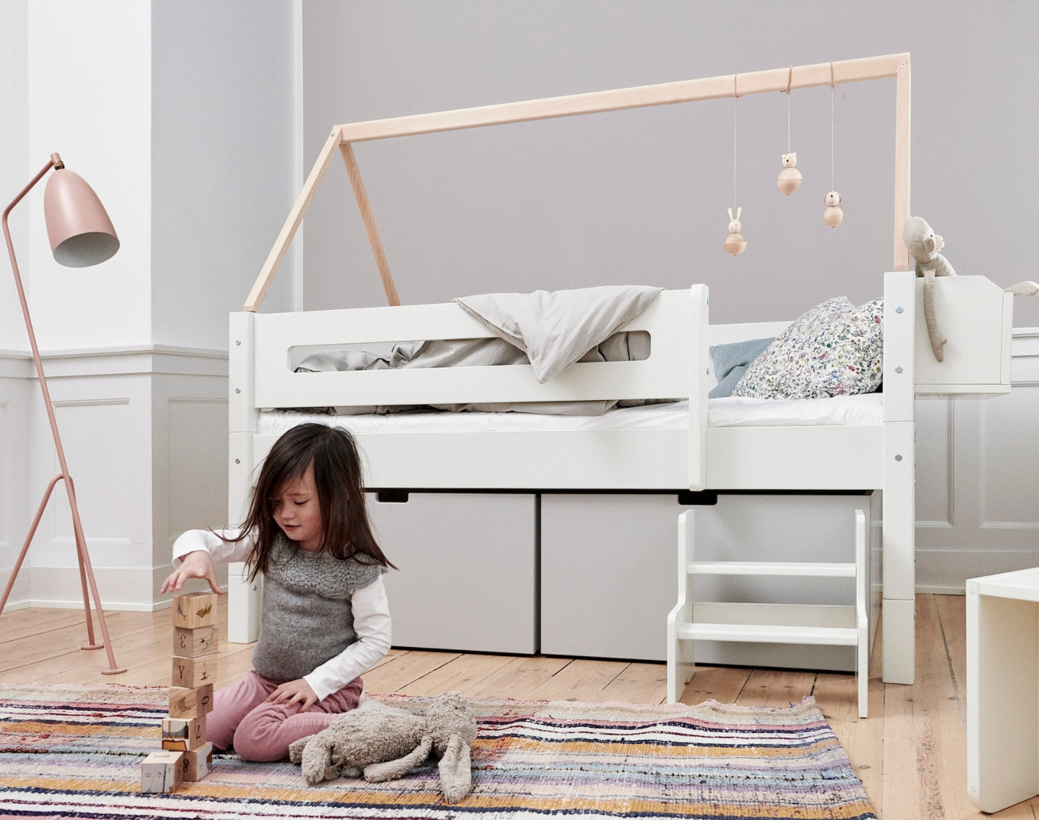 Nanna børneseng med høje skuffer