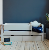 Huxie hvid børneseng Amon med skuffer, stjernebetræk og sky-pude