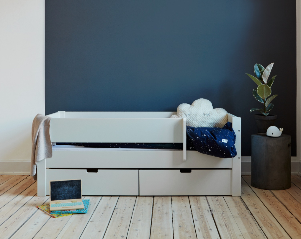 Huxie hvid børneseng Amon med skuffer, stjernebetræk og sky-pude