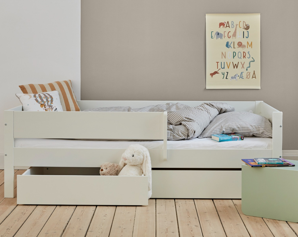 Hvid Manis-h Huxie barneseng Amon med udtræksskuffe, grå dyne og puder